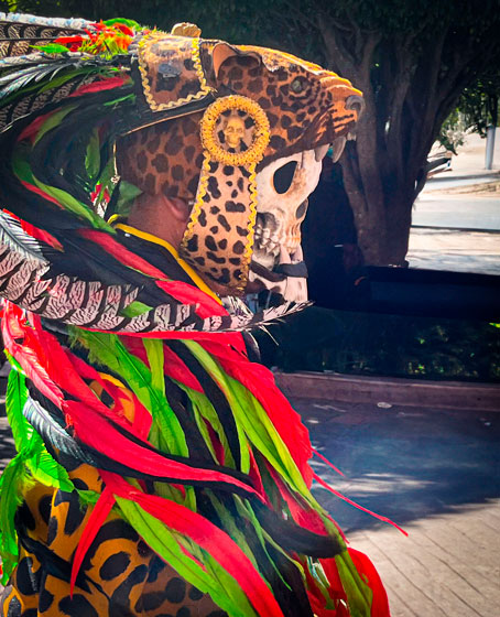 Danzantes de la Danza Apache recorriendo calles de Querétaro con ritmo y tradición