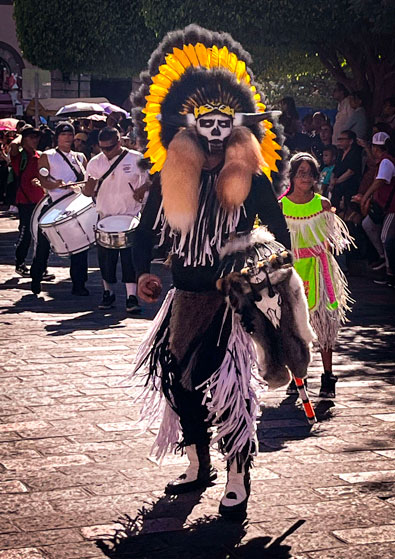 Penachos y vestimenta tradicional en la Danza Apache como símbolo de identidad