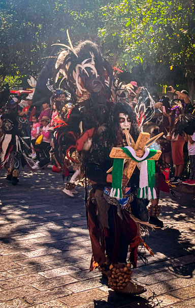 Escena de la Danza Apache con colores y ritmo en espacio urbano queretano