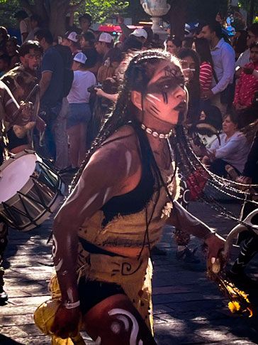 Ritual tradicional de la Danza Apache reflejando identidad cultural mexicana