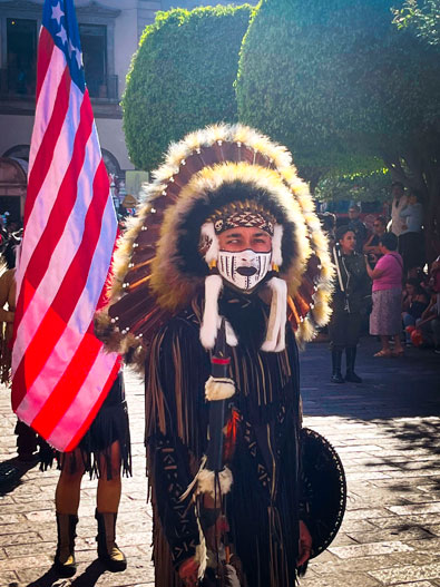 Movimiento y tradición en la Danza Apache dentro del paisaje urbano de Querétaro