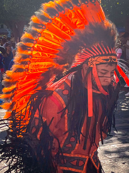 Danza Apache en Querétaro con danzantes tradicionales y penachos multicolores