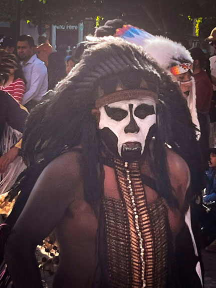 Danza Apache en Querétaro con danzantes tradicionales y penachos multicolores