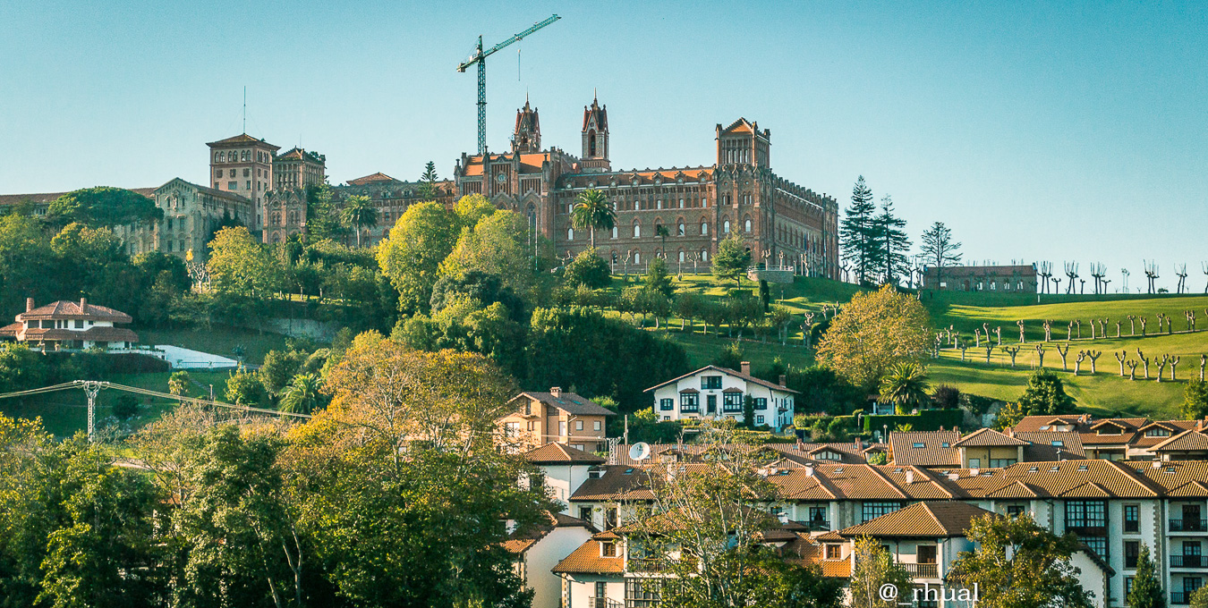 Comillas – Fantasía arquitectónica frente al Cantábrico | Rhual
