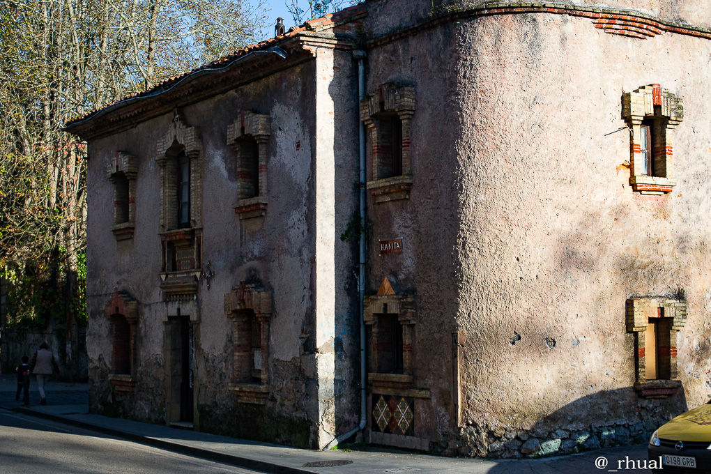 Comillas – Fantasía arquitectónica frente al Cantábrico | Rhual