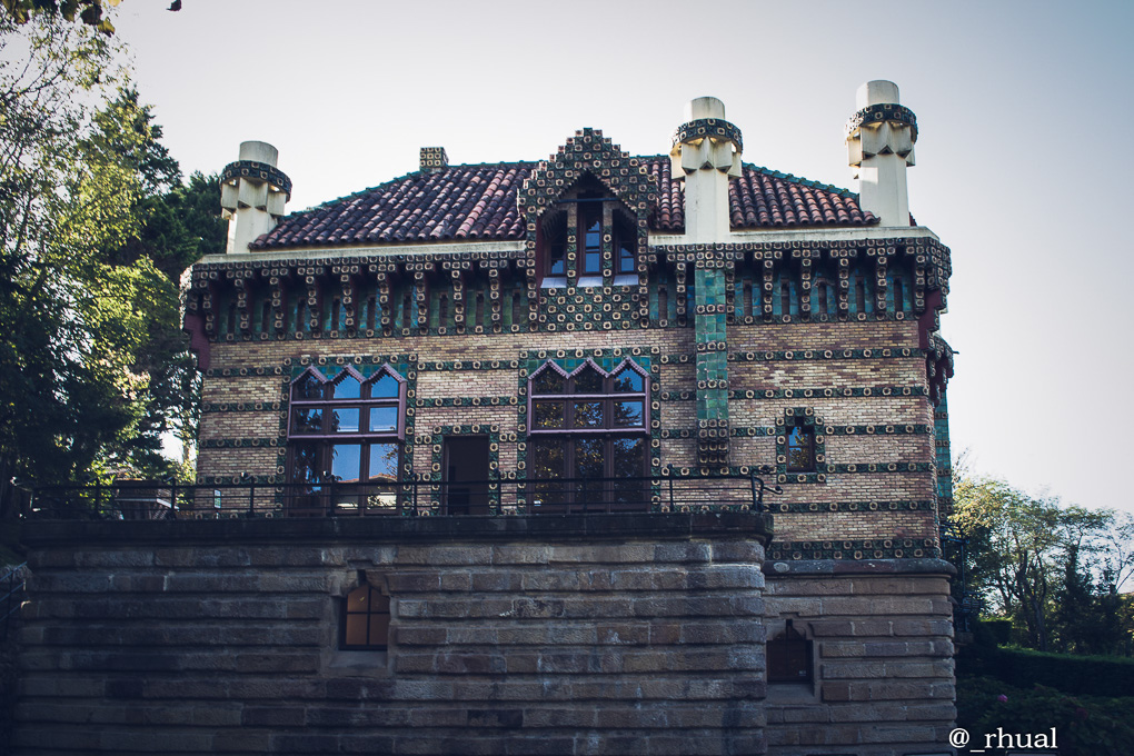 Comillas – Fantasía arquitectónica frente al Cantábrico | Rhual