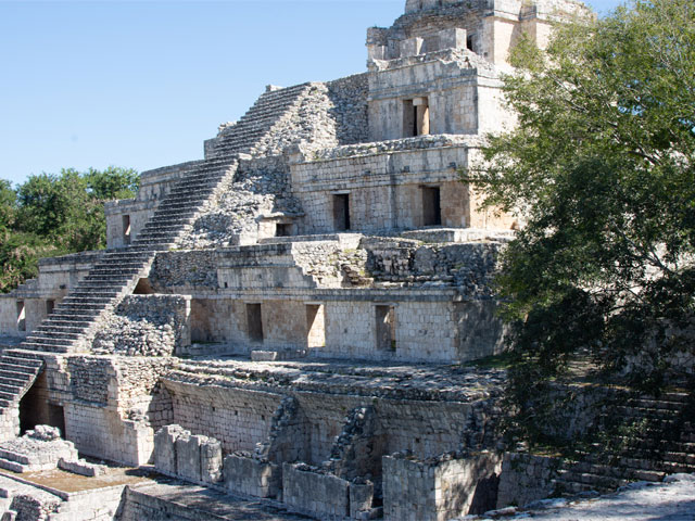 Edzná Campeche con templo maya entre selva y cielo abierto