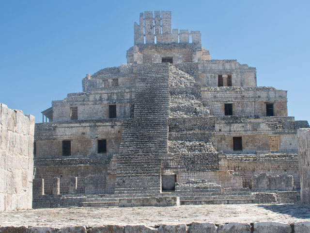 Edzná Campeche con templo maya entre selva y cielo abierto