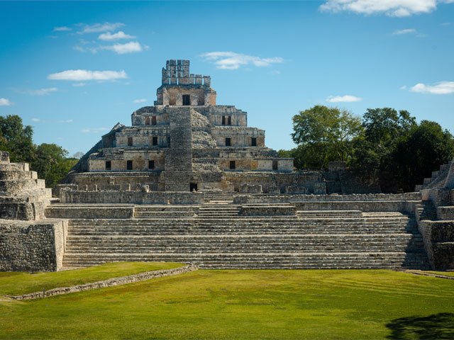 Edzná Campeche con templo maya entre selva y cielo abierto