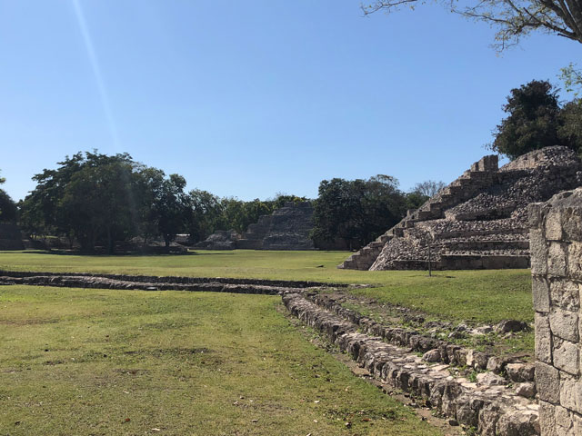 Edzná Campeche con templo maya entre selva y cielo abierto
