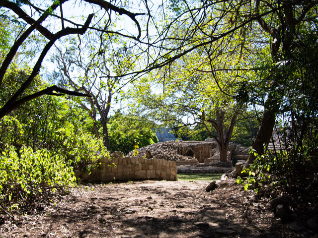 Edzná Campeche con templo maya entre selva y cielo abierto