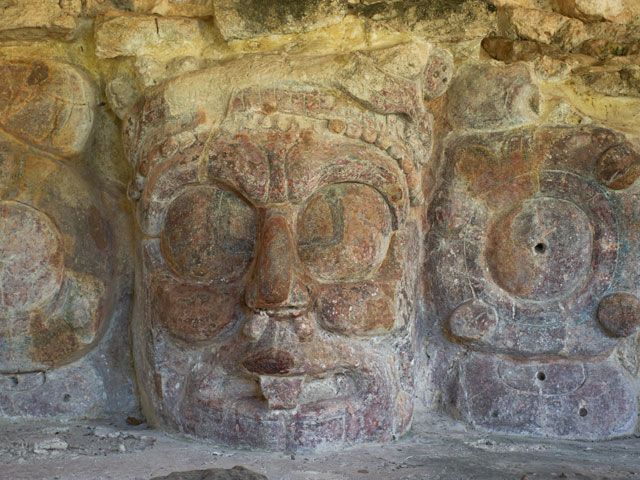 Edzná Campeche con templo maya entre selva y cielo abierto