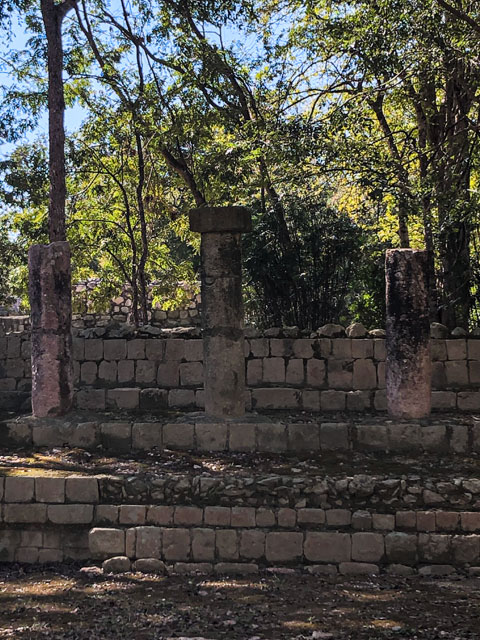 Edzná Campeche con templo maya entre selva y cielo abierto