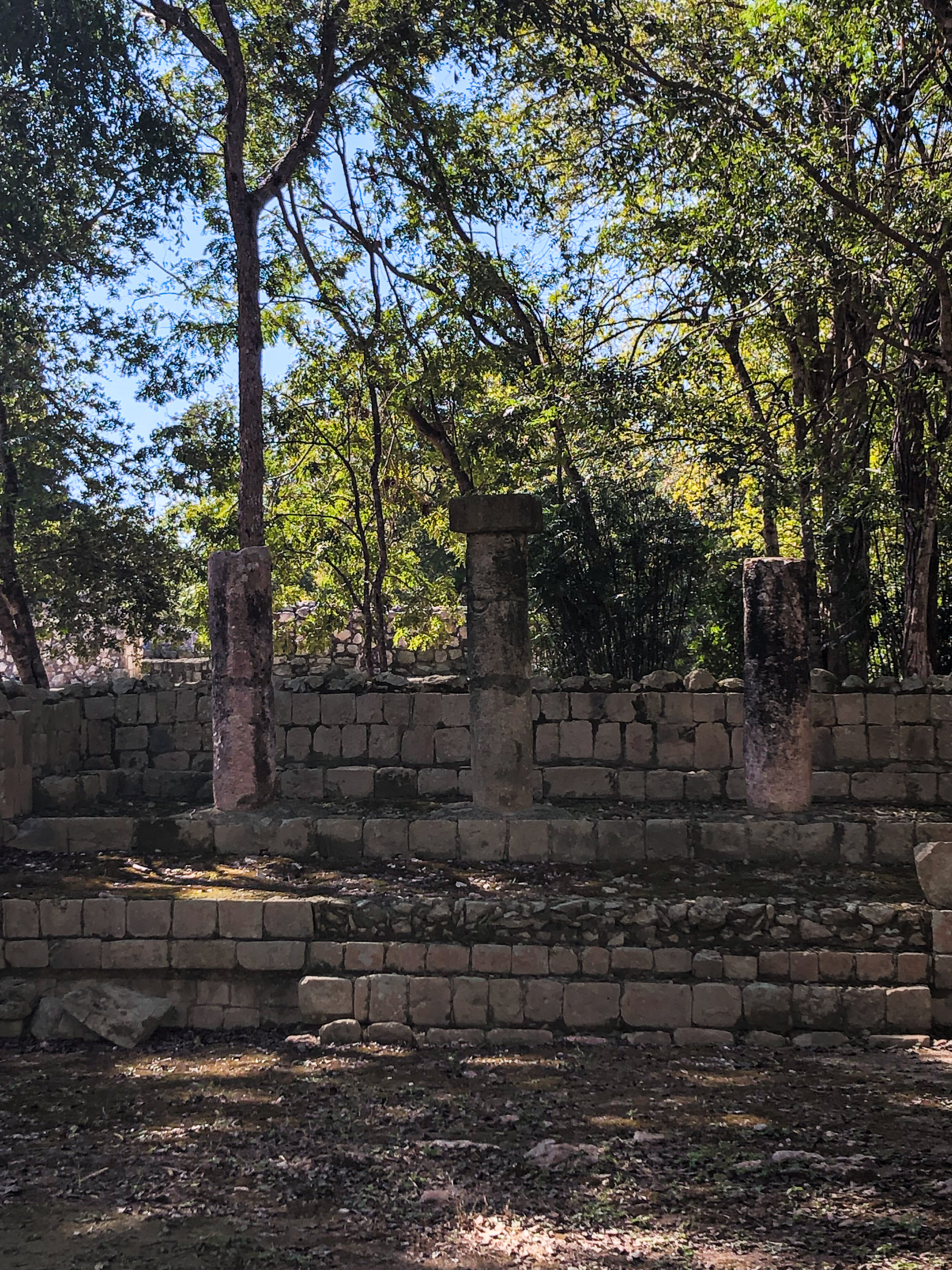 Edzná Campeche con templo maya entre selva y cielo abierto