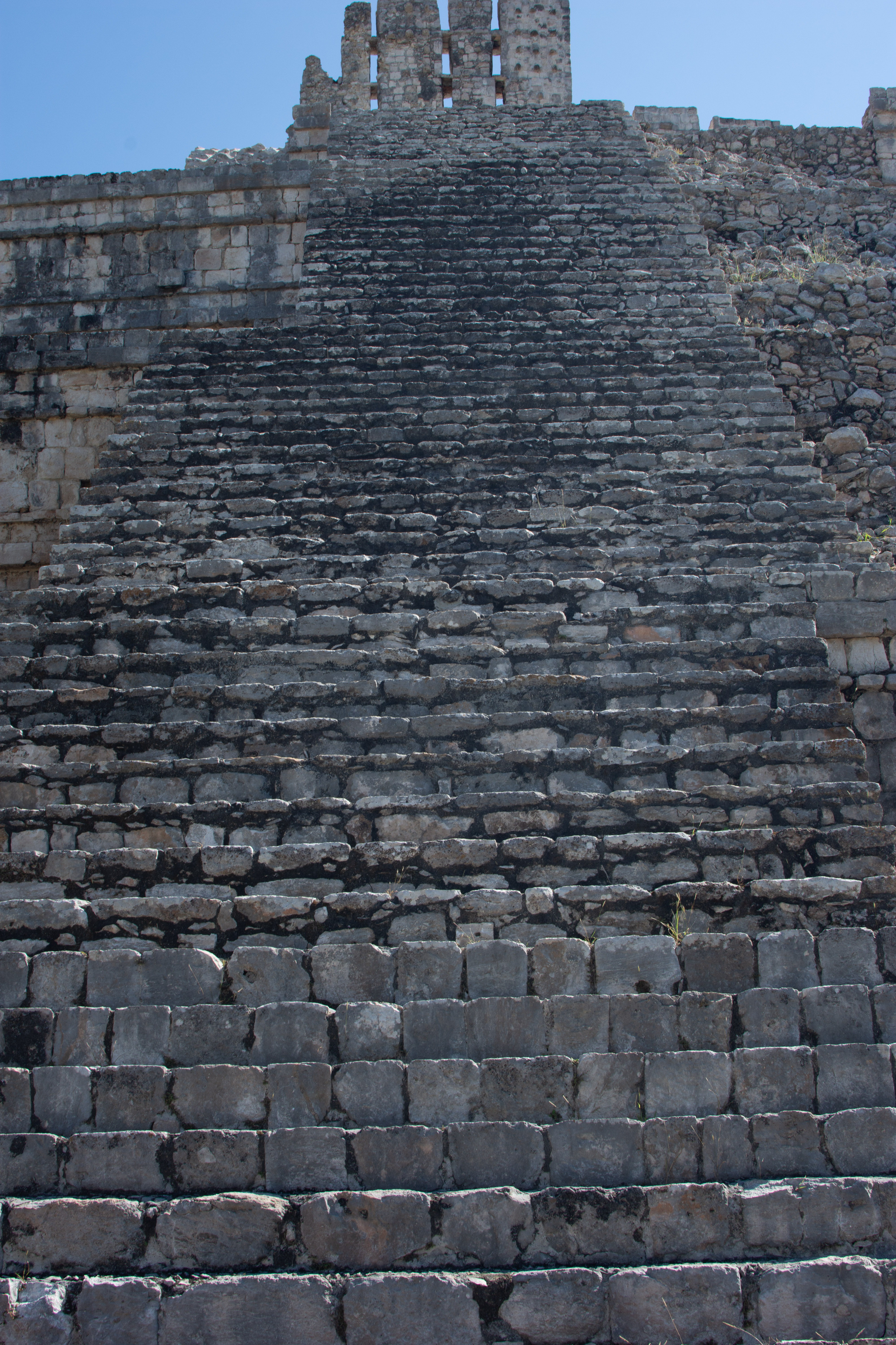 Edzná Campeche con templo maya entre selva y cielo abierto