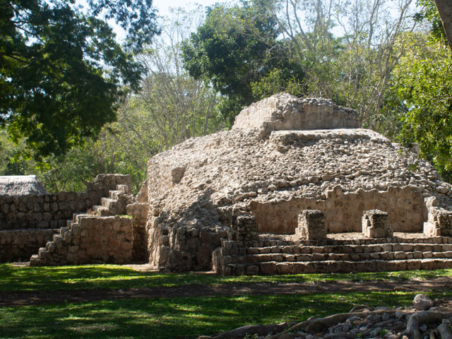 Templo de los Cinco Pisos en Edzná destacando arquitectura maya monumental