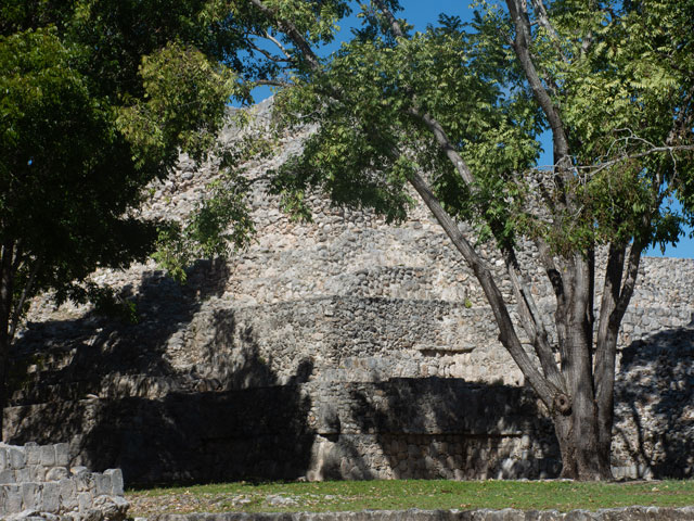 Vista panorámica de Edzná con estructuras mayas rodeadas de vegetación