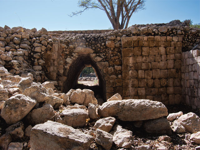 Edzná Campeche con templo maya entre selva y cielo abierto