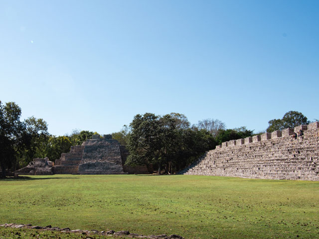 Edzná Campeche con templo maya entre selva y cielo abierto