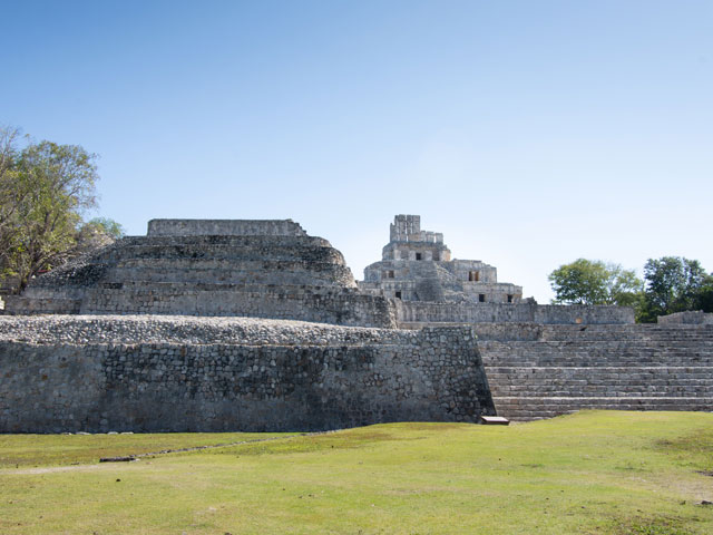 Edzná Campeche con templo maya entre selva y cielo abierto
