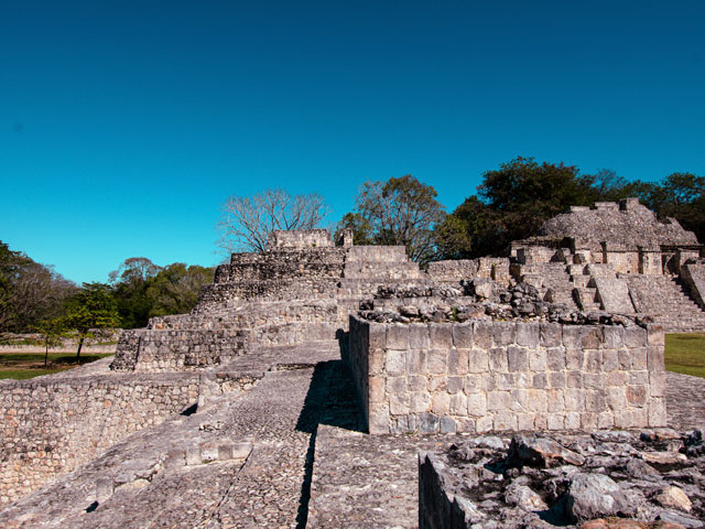 Edzná Campeche con templo maya entre selva y cielo abierto