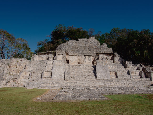 Edzná Campeche con templo maya entre selva y cielo abierto