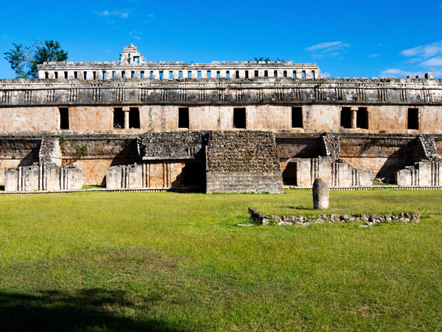 Recorrido entre estructuras de Kabah con entorno natural de Yucatán