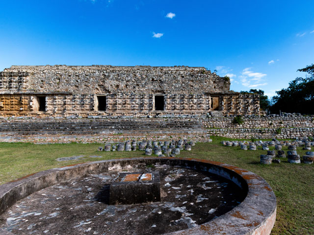 Kabah Yucatán con arquitectura maya rodeada de selva baja
