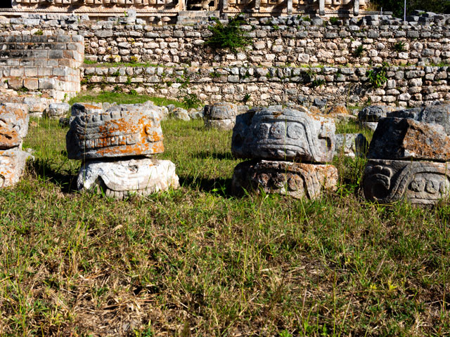 Palacio de los Mascarones en Kabah con fachada llena de Chaac