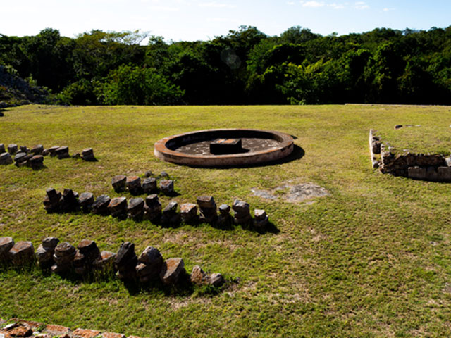 Detalle de mascarones de Chaac en Kabah con composición geométrica