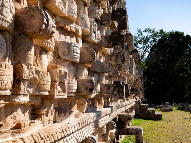 Fachada del Palacio de los Mascarones en Kabah con luz natural