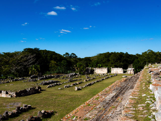 Kabah como experiencia visual entre geometría y simbolismo maya